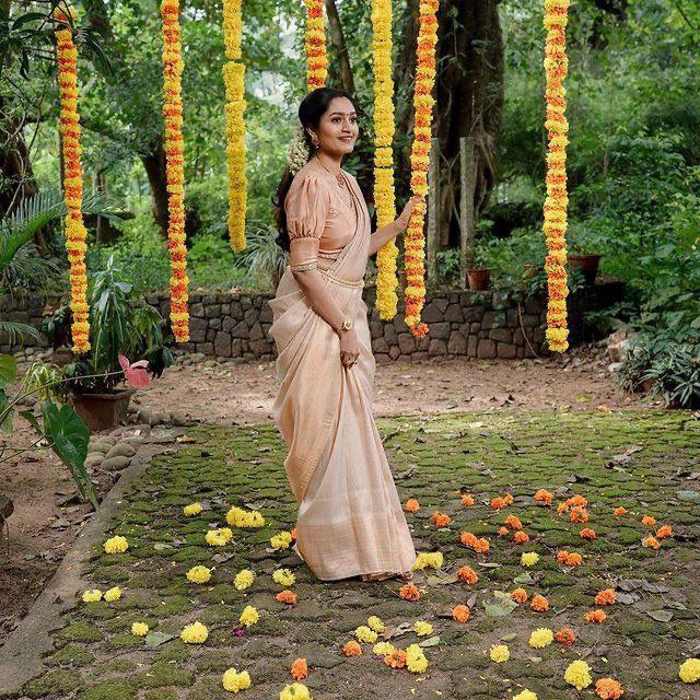 Champagne Cream Woven Silk Blend Saree with Paisley Pallu and Subtle Gold Detailing
