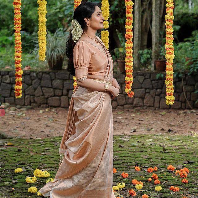 Champagne Cream Woven Silk Blend Saree with Paisley Pallu and Subtle Gold Detailing