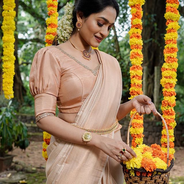 Champagne Cream Woven Silk Blend Saree with Paisley Pallu and Subtle Gold Detailing