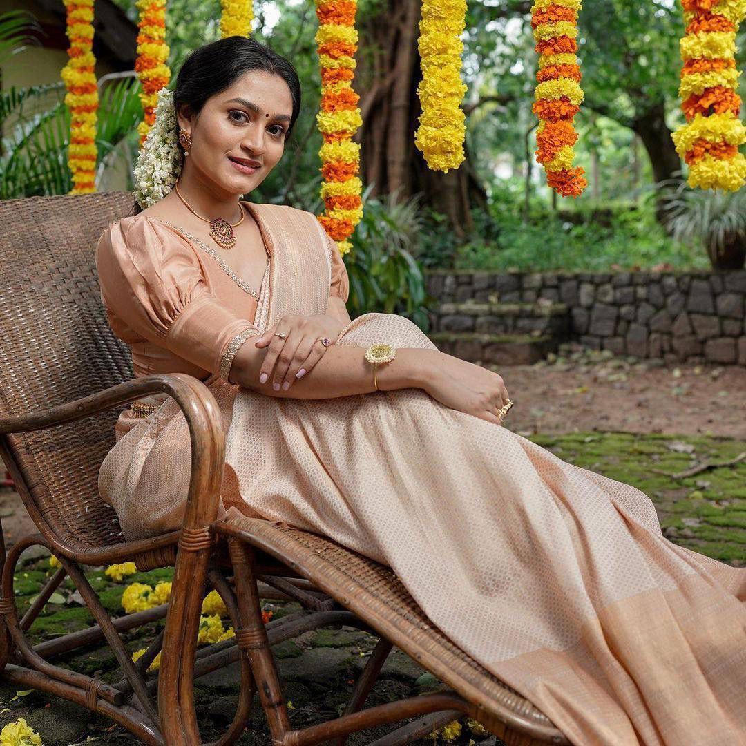Champagne Cream Woven Silk Blend Saree with Paisley Pallu and Subtle Gold Detailing