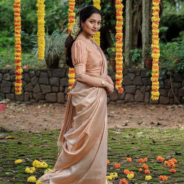 Champagne Cream Woven Silk Blend Saree with Paisley Pallu and Subtle Gold Detailing