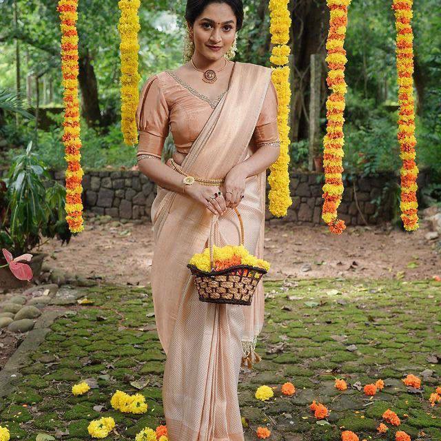 Champagne Cream Woven Silk Blend Saree with Paisley Pallu and Subtle Gold Detailing