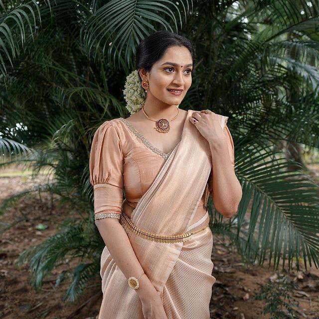 Champagne Cream Woven Silk Blend Saree with Paisley Pallu and Subtle Gold Detailing