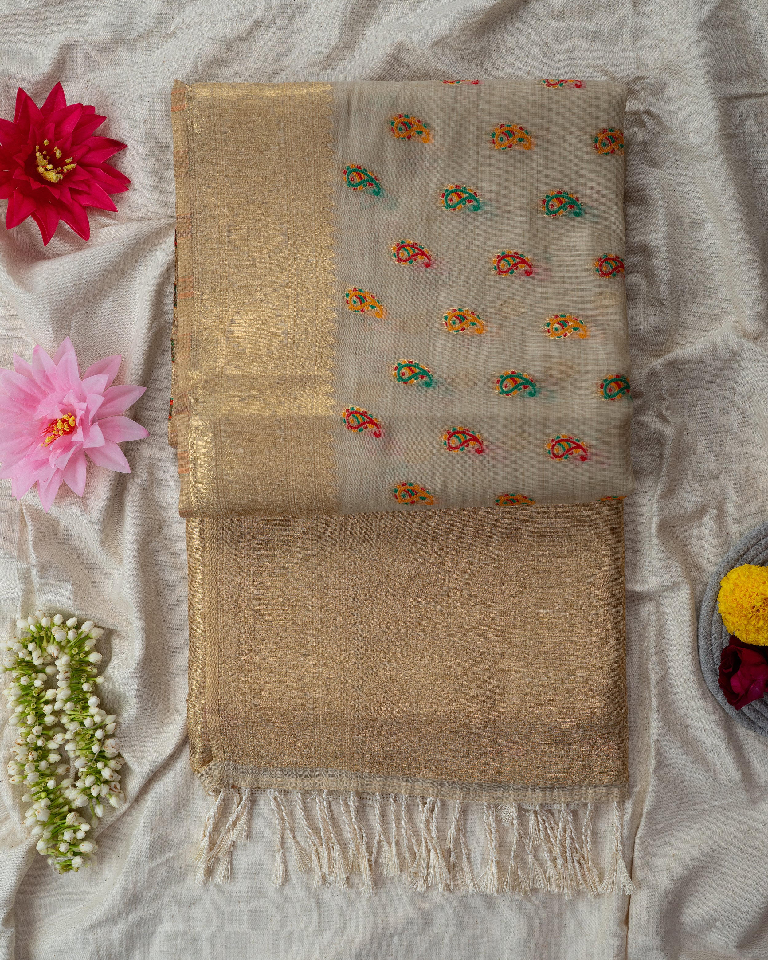 Handwoven Motif Saree with Soft Gold Border – Elegant Ethnic Wear