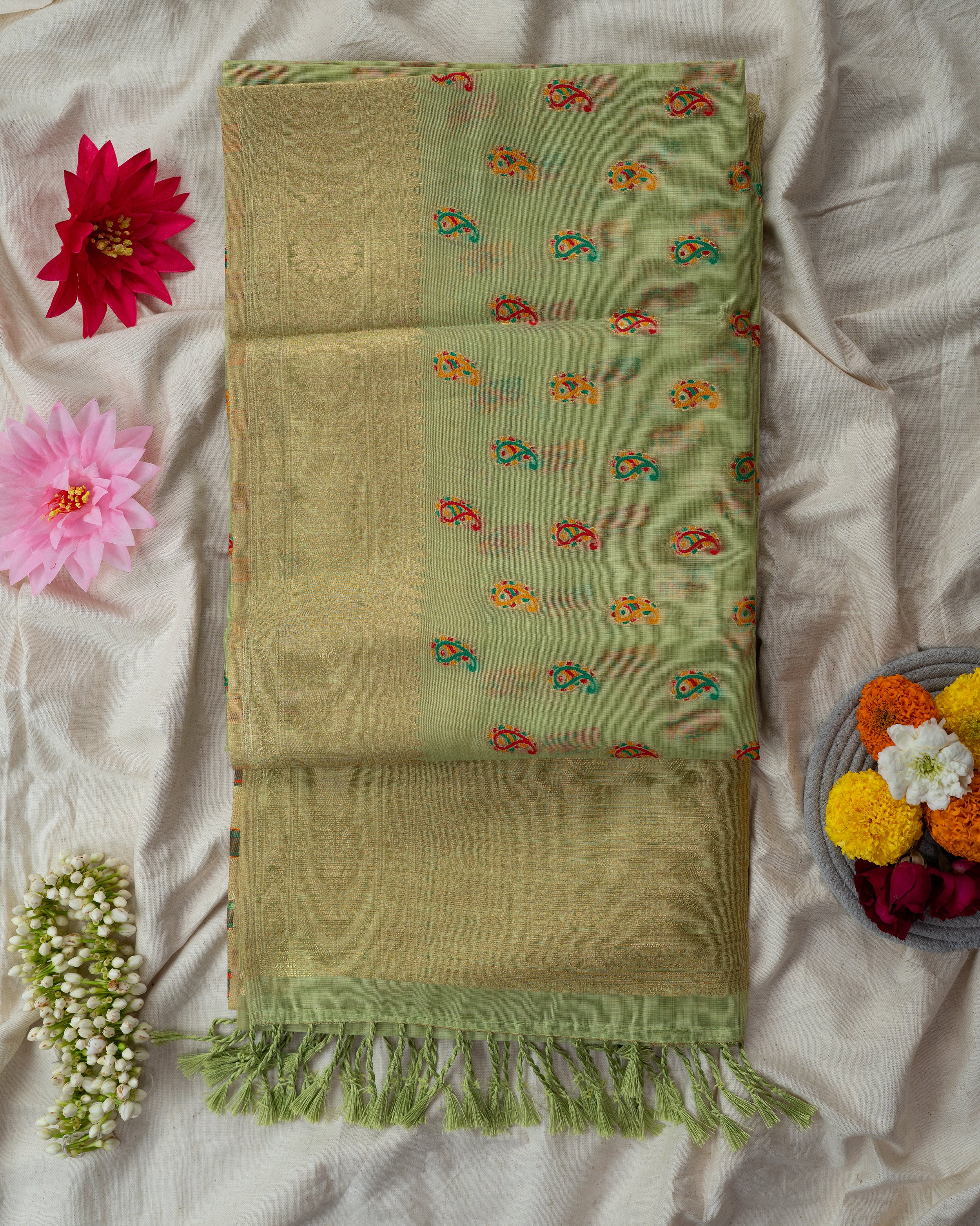 Handwoven Motif Saree with Soft Gold Border – Elegant Ethnic Wear