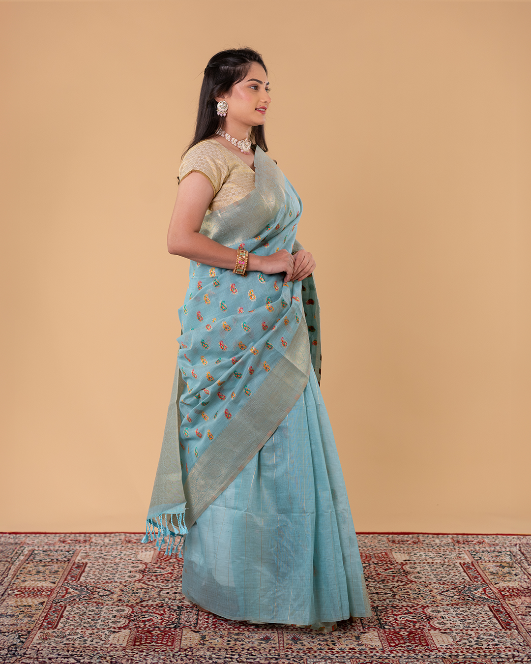 Handwoven Motif Saree with Soft Gold Border – Elegant Ethnic Wear