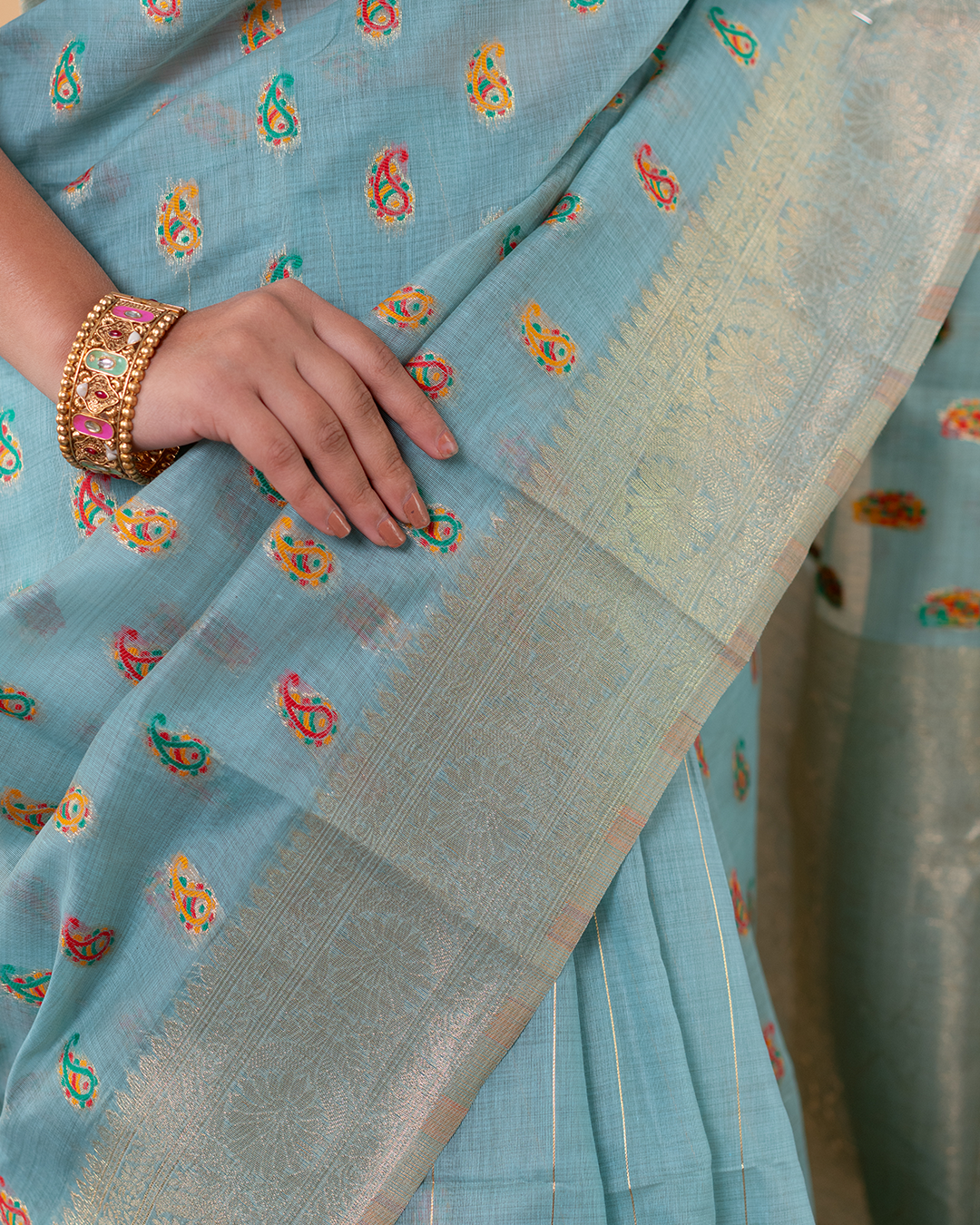 Handwoven Motif Saree with Soft Gold Border – Elegant Ethnic Wear